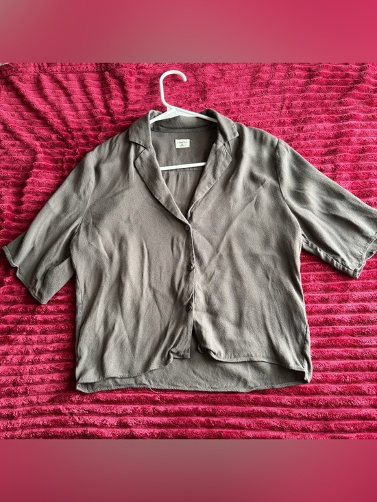 Wilfred Tops - Aritzia Wilfred Taupe Button-Up Short Sleeve Top